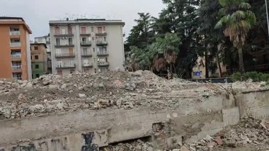 Benevento, Campania, İtalya 1 Mart 2025: Belediye yönetimi tarafından kararlaştırılan yıkımdan sonra Nicola Sala 'daki Federico Torre Okulu enkazı