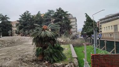 Benevento, Campania, İtalya 1 Mart 2025: Belediye yönetimi tarafından kararlaştırılan yıkımdan sonra Nicola Sala 'daki Federico Torre Okulu enkazı