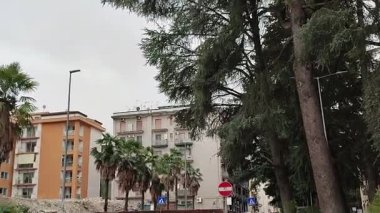 Benevento, Campania, İtalya 1 Mart 2025: Belediye yönetimi tarafından kararlaştırılan yıkımdan sonra Nicola Sala 'daki Federico Torre Okulu enkazı