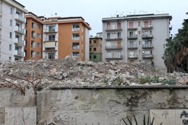 Benevento, Campania, İtalya 1 Mart 2025: Belediye yönetimi tarafından kararlaştırılan yıkımdan sonra Nicola Sala 'daki Federico Torre Okulu enkazı