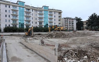 Benevento, Campania, İtalya 1 Mart 2025: Belediye yönetimi tarafından kararlaştırılan yıkımdan sonra Nicola Sala 'daki Federico Torre Okulu enkazı