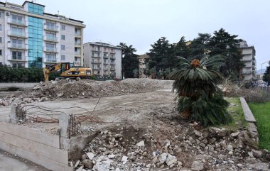 Benevento, Campania, İtalya 1 Mart 2025: Belediye yönetimi tarafından kararlaştırılan yıkımdan sonra Nicola Sala 'daki Federico Torre Okulu enkazı