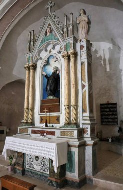 Villalago, Abruzzo, İtalya 10 Eylül 2024: 15. yüzyılda San Domenico Hermitage 'nin iç mimarisi Benedikt keşişi San Domenico di Sora' nın 1000 yılı civarında yaşadığı mağaranın önünde inşa edildi.