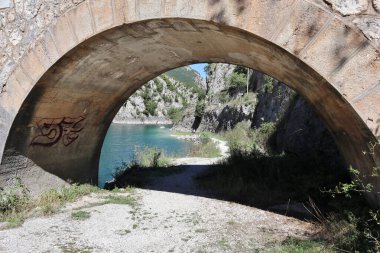 Villalago, Abruzzo, Italy  September 10, 2024: Lake San Domenico formed by the damming of the Sagittario river after the construction of the Enel dam in 1929 clipart