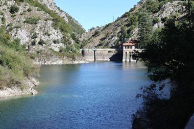 Villalago, Abruzzo, Italy  September 10, 2024: Lake San Domenico formed by the damming of the Sagittario river after the construction of the Enel dam in 1929 clipart