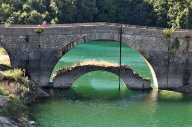 Villalago, Abruzzo, İtalya 10 Eylül 2024: San Domenico Gölü 1929 'da Enel barajının inşasından sonra Sagittario Nehri' nin yıkılmasıyla kuruldu.