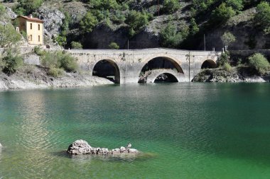 Villalago, Abruzzo, Italy  September 10, 2024: Lake San Domenico formed by the damming of the Sagittario river after the construction of the Enel dam in 1929 clipart