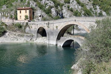 Villalago, Abruzzo, Italy  September 10, 2024: Lake San Domenico formed by the damming of the Sagittario river after the construction of the Enel dam in 1929 clipart