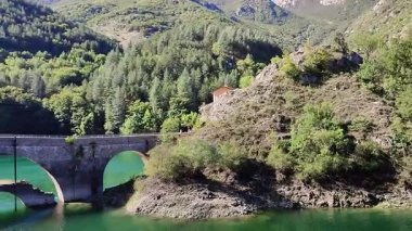 Villalago, Abruzzo, İtalya 10 Eylül 2024: San Domenico Gölü 1929 'da Enel barajının inşasından sonra Sagittario Nehri' nin yıkılmasıyla kuruldu.