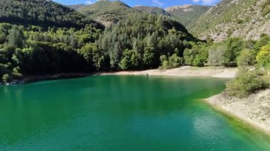 Villalago, Abruzzo, İtalya 10 Eylül 2024: San Domenico Gölü 1929 'da Enel barajının inşasından sonra Sagittario Nehri' nin yıkılmasıyla kuruldu.