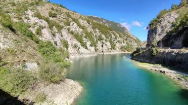 Villalago, Abruzzo, İtalya 10 Eylül 2024: San Domenico Gölü 1929 'da Enel barajının inşasından sonra Sagittario Nehri' nin yıkılmasıyla kuruldu.