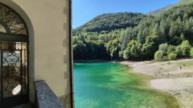 Villalago, Abruzzo, İtalya 10 Eylül 2024: San Domenico Gölü 1929 'da Enel barajının inşasından sonra Sagittario Nehri' nin yıkılmasıyla kuruldu.