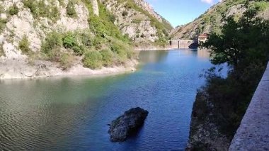 Villalago, Abruzzo, İtalya 10 Eylül 2024: San Domenico Gölü 1929 'da Enel barajının inşasından sonra Sagittario Nehri' nin yıkılmasıyla kuruldu.