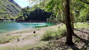 Villalago, Abruzzo, İtalya 10 Eylül 2024: San Domenico Gölü 1929 'da Enel barajının inşasından sonra Sagittario Nehri' nin yıkılmasıyla kuruldu.