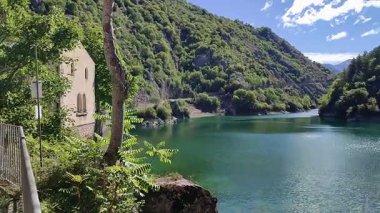Villalago, Abruzzo, İtalya 10 Eylül 2024: San Domenico Gölü 1929 'da Enel barajının inşasından sonra Sagittario Nehri' nin yıkılmasıyla kuruldu.