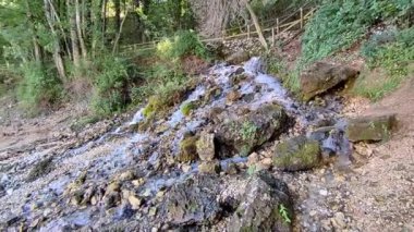 Villalago, Abruzzo, İtalya 10 Eylül 2024: San Domenico Gölü 1929 'da Enel barajının inşasından sonra Sagittario Nehri' nin yıkılmasıyla kuruldu.