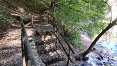 Villalago, Abruzzo, İtalya 10 Eylül 2024: San Domenico Gölü 1929 'da Enel barajının inşasından sonra Sagittario Nehri' nin yıkılmasıyla kuruldu.