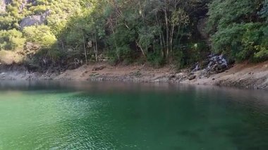 Villalago, Abruzzo, İtalya 10 Eylül 2024: San Domenico Gölü 1929 'da Enel barajının inşasından sonra Sagittario Nehri' nin yıkılmasıyla kuruldu.
