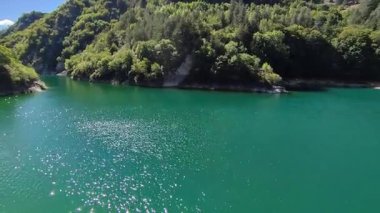 Villalago, Abruzzo, İtalya 10 Eylül 2024: San Domenico Gölü 1929 'da Enel barajının inşasından sonra Sagittario Nehri' nin yıkılmasıyla kuruldu.