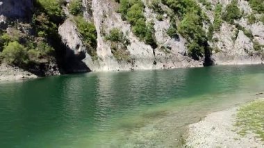 Villalago, Abruzzo, İtalya 10 Eylül 2024: San Domenico Gölü 1929 'da Enel barajının inşasından sonra Sagittario Nehri' nin yıkılmasıyla kuruldu.