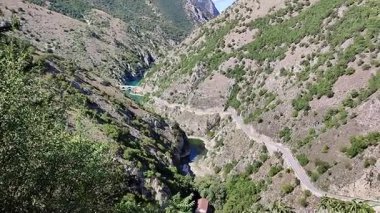 Villalago, Abruzzo, İtalya 10 Eylül 2024: San Domenico Gölü 1929 'da Enel barajının inşasından sonra Sagittario Nehri' nin yıkılmasıyla kuruldu.