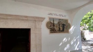 Villalago, Abruzzo, İtalya 10 Eylül 2024: 15. yüzyılda San Domenico Hermitage 'nin iç mimarisi Benedikt keşişi San Domenico di Sora' nın 1000 yılı civarında yaşadığı mağaranın önünde inşa edildi.