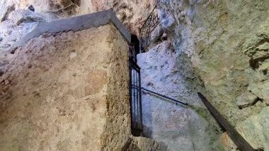 Villalago, Abruzzo, İtalya 10 Eylül 2024: 15. yüzyılda San Domenico Hermitage 'nin iç mimarisi Benedikt keşişi San Domenico di Sora' nın 1000 yılı civarında yaşadığı mağaranın önünde inşa edildi.