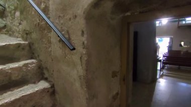 Villalago, Abruzzo, İtalya 10 Eylül 2024: 15. yüzyılda San Domenico Hermitage 'nin iç mimarisi Benedikt keşişi San Domenico di Sora' nın 1000 yılı civarında yaşadığı mağaranın önünde inşa edildi.