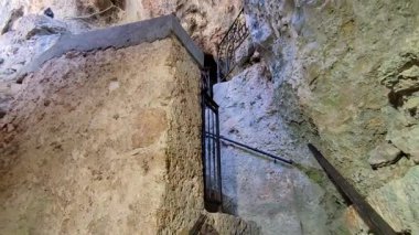 Villalago, Abruzzo, İtalya 10 Eylül 2024: 15. yüzyılda San Domenico Hermitage 'nin iç mimarisi Benedikt keşişi San Domenico di Sora' nın 1000 yılı civarında yaşadığı mağaranın önünde inşa edildi.