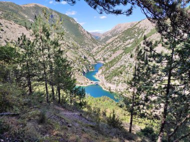 Villalago, Abruzzo, Italy  September 10, 2024: Lake San Domenico formed by the damming of the Sagittario river after the construction of the Enel dam in 1929 clipart