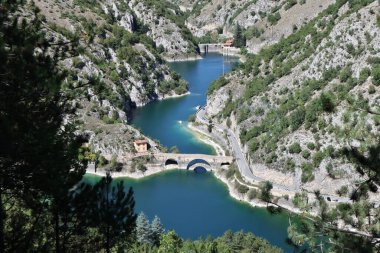 Villalago, Abruzzo, İtalya 10 Eylül 2024: San Domenico Gölü 1929 'da Enel barajının inşasından sonra Sagittario Nehri' nin yıkılmasıyla kuruldu.
