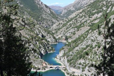 Villalago, Abruzzo, İtalya 10 Eylül 2024: San Domenico Gölü 1929 'da Enel barajının inşasından sonra Sagittario Nehri' nin yıkılmasıyla kuruldu.