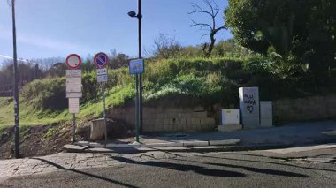 Napoli, Campania, İtalya 23 Kasım 2024: Cala San Basilio 'ya ve Gaiola Su altı Parkı' nın Deniz Koruma Alanına erişim yolu Via Tito Lucrezio Caro 'dan Posillipo' ya