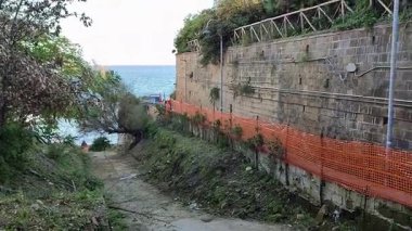 Napoli, Campania, İtalya 23 Kasım 2024: Cala San Basilio 'ya ve Gaiola Su altı Parkı' nın Deniz Koruma Alanına erişim yolu Via Tito Lucrezio Caro 'dan Posillipo' ya