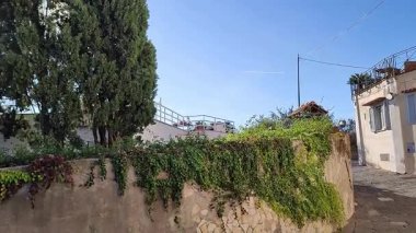 Napoli, Campania, İtalya 23 Kasım 2024: Cala San Basilio 'ya ve Gaiola Su altı Parkı' nın Deniz Koruma Alanına erişim yolu Via Tito Lucrezio Caro 'dan Posillipo' ya