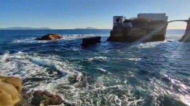 Napoli, Campania, İtalya 23 Kasım 2024: Posillipo Arkeoloji Parkı 'ndaki Gaiola adalarında 19. yüzyıl villası