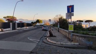 Napoli, Campania, İtalya 23 Kasım 2024: Cala San Basilio 'ya ve Gaiola Su altı Parkı' nın Deniz Koruma Alanına erişim yolu Via Tito Lucrezio Caro 'dan Posillipo' ya