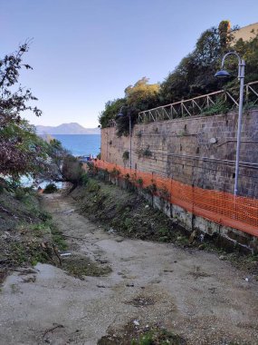Napoli, Campania, İtalya 23 Kasım 2024: Cala San Basilio 'ya ve Gaiola Su altı Parkı' nın Deniz Koruma Alanına erişim yolu Via Tito Lucrezio Caro 'dan Posillipo' ya