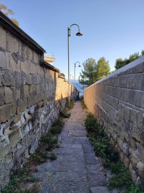 Napoli, Campania, İtalya 23 Kasım 2024: Cala San Basilio 'ya ve Gaiola Su altı Parkı' nın Deniz Koruma Alanına erişim yolu Via Tito Lucrezio Caro 'dan Posillipo' ya