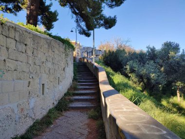 Napoli, Campania, İtalya 23 Kasım 2024: Cala San Basilio 'ya ve Gaiola Su altı Parkı' nın Deniz Koruma Alanına erişim yolu Via Tito Lucrezio Caro 'dan Posillipo' ya