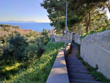 Napoli, Campania, İtalya 23 Kasım 2024: Cala San Basilio 'ya ve Gaiola Su altı Parkı' nın Deniz Koruma Alanına erişim yolu Via Tito Lucrezio Caro 'dan Posillipo' ya