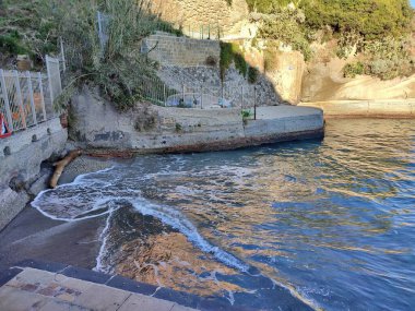 Napoli, Campania, İtalya 23 Kasım 2024: Gaiola Sualtı Parkı 'nın Deniz Koruma Alanında Posillipo' nun Serbest Plajı