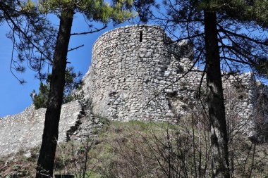 Roccamandolfi, Isernia, Molise, İtalya 11 Mart 2025: Lombard asilzadesi Maginulfo tarafından 10. yüzyılda inşa edilen kalenin kalıntıları