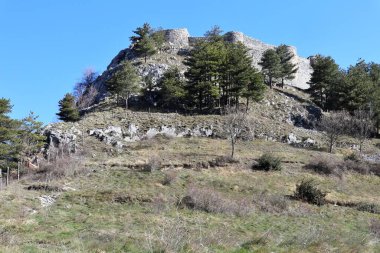 Roccamandolfi, Isernia, Molise, İtalya 11 Mart 2025: Lombard asilzadesi Maginulfo tarafından 10. yüzyılda inşa edilen kalenin kalıntıları