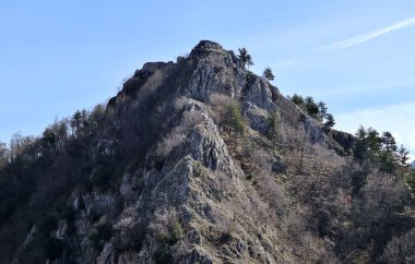 Roccamandolfi, Isernia, Molise, İtalya 11 Mart 2025: Lombard asilzadesi Maginulfo tarafından 10. yüzyılda inşa edilen kalenin kalıntıları