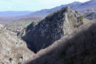 Roccamandolfi, Isernia, Molise, İtalya 11 Mart 2025: Lombard asilzadesi Maginulfo tarafından 10. yüzyılda inşa edilen kalenin kalıntıları