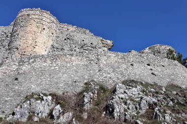 Roccamandolfi, Isernia, Molise, İtalya 11 Mart 2025: Lombard asilzadesi Maginulfo tarafından 10. yüzyılda inşa edilen kalenin kalıntıları