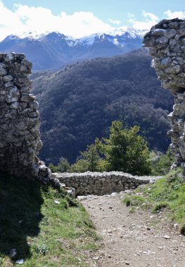 Roccamandolfi, Isernia, Molise, Italy  March 11, 2025: Ruins of the castle built in the 10th century by the Lombard nobleman Maginulfo clipart