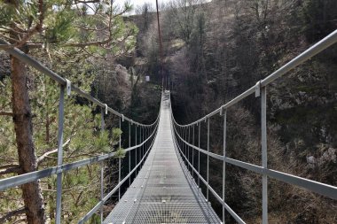 Roccamandolfi, Isernia, Molise, İtalya 11 Mart 2025: Crivari Dağı yamaçlarındaki Fosso Fornello nehrinden geçen çelik asma köprüsü 2009 yılında açıldı