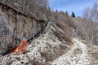 Roccamandolfi, Isernia, Molise, İtalya 11 Mart 2025: Crivati Dağı yamaçlarındaki Rio Torrone boyunca Torrente Callora 'nın Bölgesel Doğa Rezervi 140 c.